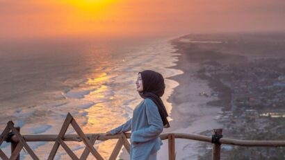 Menikmati Sunset di Bukit Shoka