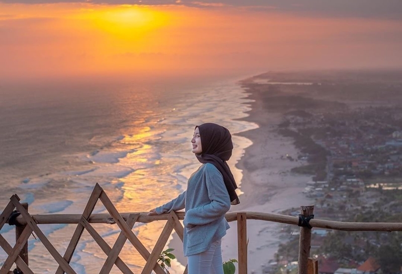 Menikmati Sunset di Bukit Shoka